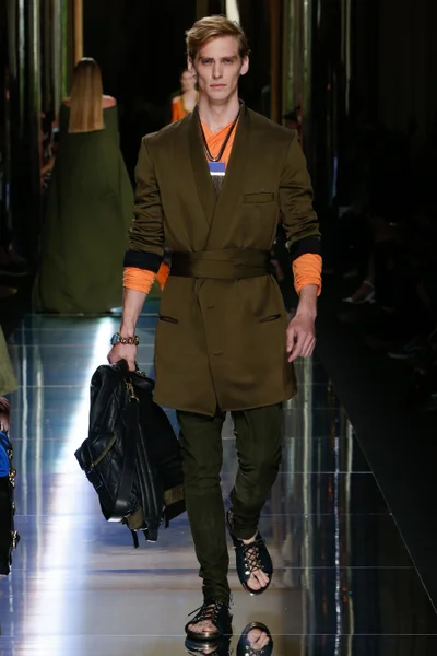 Look 18